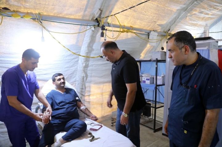 [서울=뉴시스]가자시티 남서쪽 탈 알 하와 지역에 있는 요르단 야전병원이 22일 아침(현지시각) 대피 명령을 받았다고 가자지구 고위 보건 당국자가 22일 전했다. 사진은 요르단 병원 의료진이 환자를 돌보는 모습. <사진 출처 : 요르단 타임스> 2025.09.22.