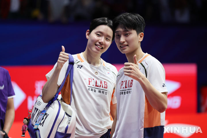 [선전=신화/뉴시스] 김원호(오른쪽)와 서승재(1위)가 21일(현지 시간) 중국 광둥성 선전 아레나에서 열린 '2025 세계배드민턴연맹(BWF) 리닝 중국 마스터스(슈퍼750) 남자 복식 결승에서 삿위크사이라지 란키레디-치라그 셰티 조(7위·인도)를 2-0(21-19 21-15)으로 물리쳐 우승한 후 세리머니하고 있다. 2025.09.22.