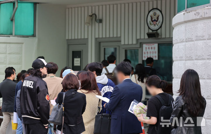 [서울=뉴시스] 권창회 기자 =지난 22일 오전 서울 종로구 주한미국대사관 앞에서 시민들이 미국 비자심사를 받기 위해 줄 서 있다. 2025.09.27. kch0523@newsis.com