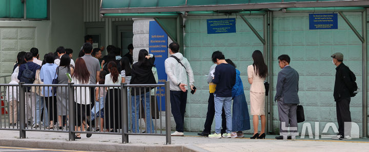 [서울=뉴시스] 권창회 기자 = 22일 오전 서울 종로구 주한미국대사관 앞에서 시민들이 미국 비자심사를 받기 위해 줄 서 있다. 미국이 최근 전문직 비자인 H-1B 비자 수수료를 10만 달러(약 1억 4,000만 원)로 인상한데 이어 오는 30일부터는 전자여행허가(ESTA) 수수료를 40달러(약 5만 6,000원)로 기존 수수료보다 약 2배 인상한다. 2025.09.18. kch0523@newsis.com