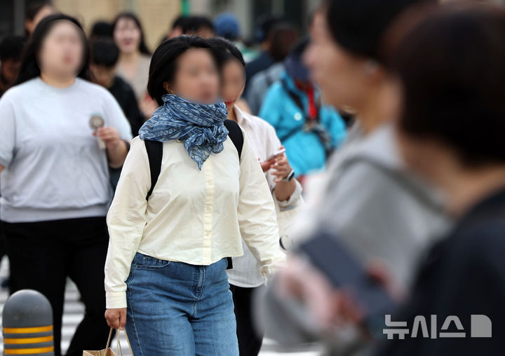 [서울=뉴시스] 홍효식 기자 = 일교차가 벌어지며 선선한 가을 날씨를 보인 22일 오전 서울 종로구 광화문 네거리에서 한 시민이 머플러를 두른 채 출근길 발걸음을 재촉하고 있다. 2025.09.22. yesphoto@newsis.com