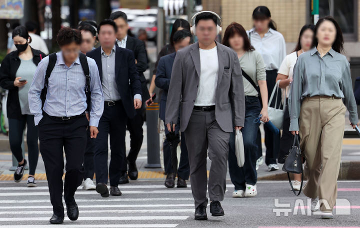 [서울=뉴시스] 홍효식 기자 = 일교차가 벌어지며 선선한 가을 날씨를 보인 22일 오전 서울 종로구 광화문 네거리에서 시민들이 출근길 발걸음을 재촉하고 있다. 2025.09.22. yesphoto@newsis.com