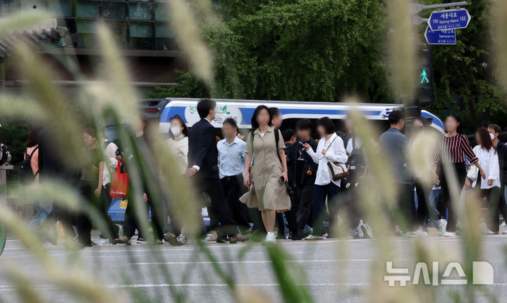 [서울=뉴시스] 홍효식 기자 = 일교차가 벌어지며 선선한 가을 날씨를 보인 22일 오전 서울 종로구 광화문 네거리에서 시민들이 출근길 발걸음을 재촉하고 있다. 2025.09.22. yesphoto@newsis.com