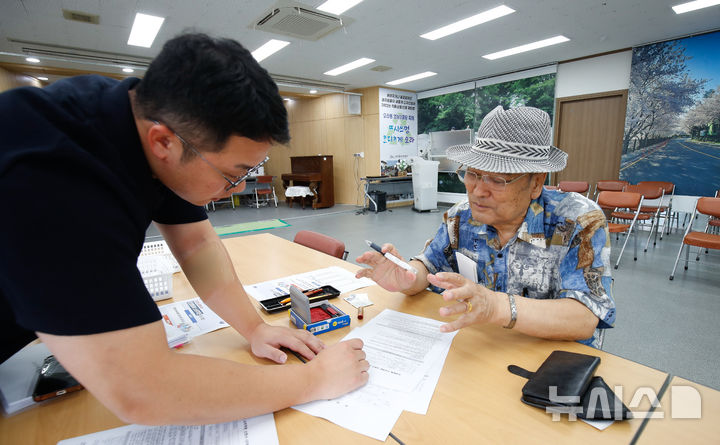 [제주=뉴시스] 우장호 기자 = 민생회복 소비쿠폰 2차 지급 신청 첫날인 22일 오전 제주시 오라동 주민센터를 찾은 시민이 신청서를 작성하고 있다. 지원 금액은 1인당 10만원이며, 지급 대상은 올해 6월 기준 가구별 건강보험료 합산액이 하위 90%인 자로, 지난해 재산세 과세표준 합계액이 12억원을 초과하지 않거나 귀속 금융소득 합계액이 2000만원을 초과하지 않아야 한다. 2025.09.22. woo1223@newsis.com