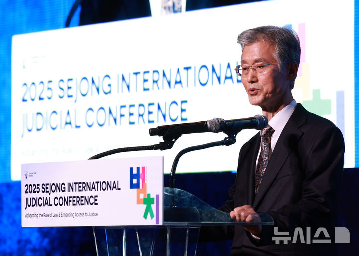 [서울=뉴시스] 이영환 기자 = 조희대 대법원장이 22일 오전 서울 중구 신라호텔에서 열린 2025 세종 국제 콘퍼런스에 참석해 축사를 하고 있다. 2025.09.22. 20hwan@newsis.com