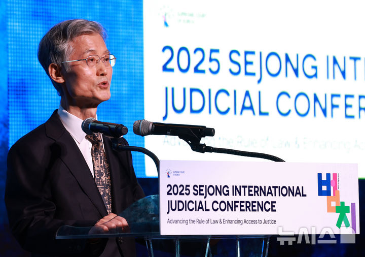 [서울=뉴시스] 이영환 기자 = 조희대 대법원장이 22일 오전 서울 중구 신라호텔에서 열린 2025 세종 국제 콘퍼런스에 참석해 축사를 하고 있다. 2025.09.22. 20hwan@newsis.com