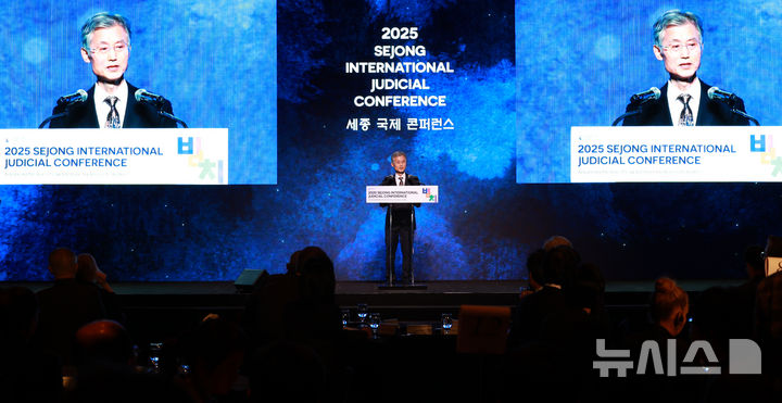 [서울=뉴시스] 이영환 기자 = 조희대 대법원장이 22일 오전 서울 중구 신라호텔에서 열린 2025 세종 국제 콘퍼런스에 참석해 축사를 하고 있다. 2025.09.22. 20hwan@newsis.com