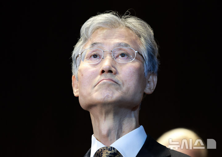 [서울=뉴시스] 이영환 기자 = 조희대 대법원장이 22일 오전 서울 중구 신라호텔에서 열린 2025 세종 국제 콘퍼런스에 참석에 앞서 세종대왕 관련 전시물을 살펴보고 있다. 2025.09.22. 20hwan@newsis.com