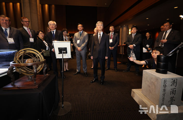 [서울=뉴시스] 이영환 기자 = 조희대 대법원장이 22일 오전 서울 중구 신라호텔에서 열린 2025 세종 국제 콘퍼런스에 참석에 앞서 혼천의, 측우기 등을 살펴보고 있다. 2025.09.22. 20hwan@newsis.com