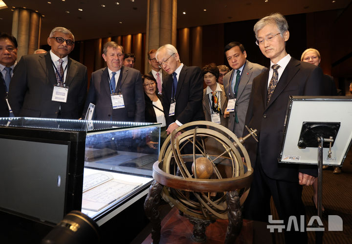 [서울=뉴시스] 이영환 기자 = 조희대 대법원장이 22일 오전 서울 중구 신라호텔에서 열린 2025 세종 국제 콘퍼런스에 참석에 앞서 혼천의 등을 살펴보고 있다. 2025.09.22. 20hwan@newsis.com