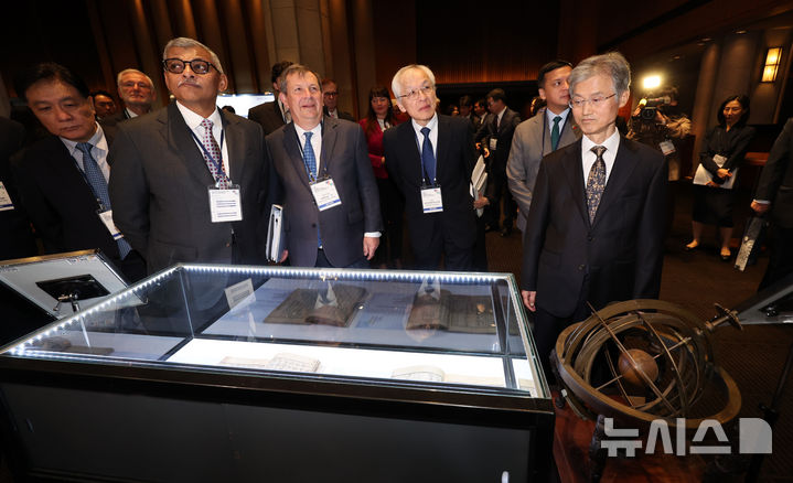 [서울=뉴시스] 이영환 기자 = 조희대 대법원장이 22일 오전 서울 중구 신라호텔에서 열린 2025 세종 국제 콘퍼런스에 참석에 앞서 혼천의, 훈민정음 등을 살펴보고 있다. 2025.09.22. 20hwan@newsis.com