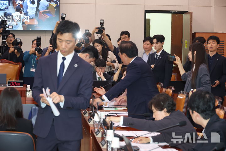 [서울=뉴시스] 고승민 기자 = 22일 서울 여의도 국회에서 열린 법제사법위원회의 검찰개혁 입법청문회에서 시작 전 국민의힘 의원들이 노트북에 피켓을 부착하자 추미애 위원장의 지시를 받은 방호직원들이 이를 제거하고 있다. 2025.09.22. kkssmm99@newsis.com