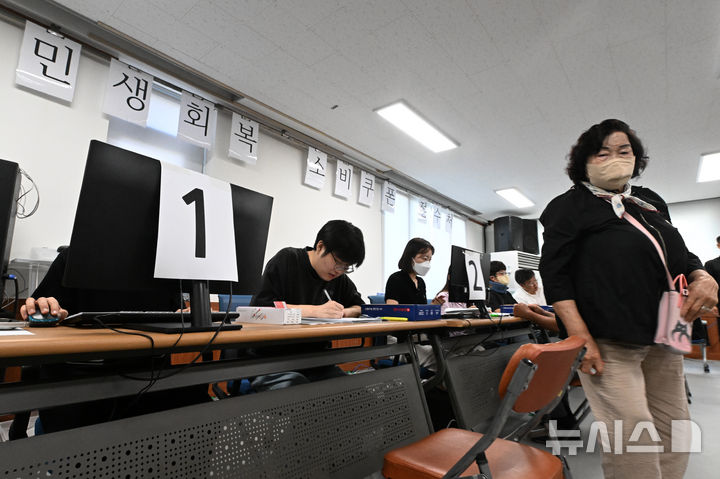 [광주=뉴시스] 이영주 기자 = 민생회복 소비쿠폰 2차 지급이 시작된 22일 오전 광주 북구 두암3동 행정복지센터에서 주민들이 소비쿠폰을 발급받고 있다. 2차 소비쿠폰 신청은 10월31일 오후 6시까지다. 2차 소비쿠폰 사용 기한은 1차와 함께 11월30일까지다. 기한 내 사용하지 않은 잔액은 자동 소멸된다. 2025.09.22. leeyj2578@newsis.com