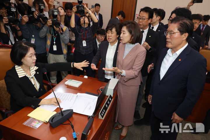 [서울=뉴시스] 고승민 기자 = 나경원 등 국민의힘 법사위원들이 22일 서울 여의도 국회에서 열린 법제사법위원회의 검찰개혁 입법청문회에서 추미애 위원장에게 의사진행 발언을 요구하며 항의하고 있다. 2025.09.22. kkssmm99@newsis.com