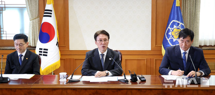 [서울=뉴시스] 추상철 기자 = 김민석 국무총리가 22일 오전 서울 종로구 정부서울청사에서 열린 통신사 및 금융사 해킹사고 관련 긴급현안점검회의를 주재하고 있다. 2025.09.22. scchoo@newsis.com