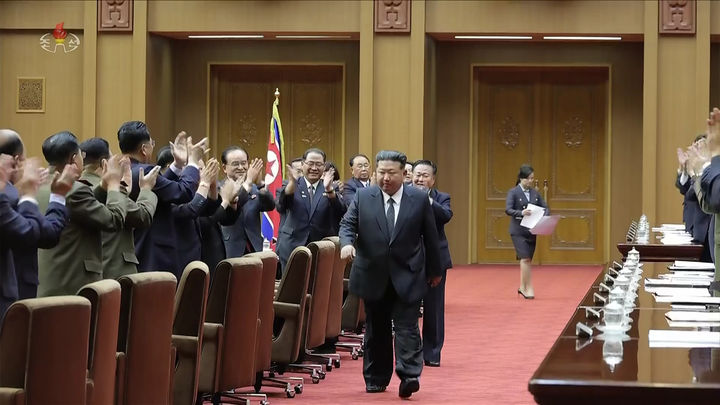 [서울=뉴시스] 김정은 북한 국무위원장이 지난 21일 최고인민회의에서 조선반도와 주변의 정세추이를 엄정히 분석하며 공화국정부의 원칙적인 대미·대한 입장을 천명했다고 조선중앙TV가 22일 보도했다. (사진=조선중앙TV 캡처) 2025.09.22. photo@newsis.com *재판매 및 DB 금지