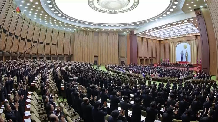 [서울=뉴시스] 김정은 북한 국무위원장이 지난 21일 최고인민회의에서 조선반도와 주변의 정세추이를 엄정히 분석하며 공화국정부의 원칙적인 대미·대한 입장을 천명했다고 조선중앙TV가 22일 보도했다. (사진=조선중앙TV 캡처) 2025.09.22. photo@newsis.com *재판매 및 DB 금지