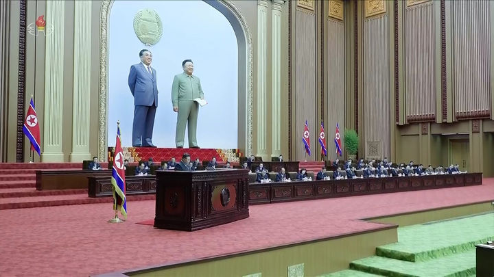 [서울=뉴시스] 김정은 북한 국무위원장이 지난 21일 최고인민회의에서 조선반도와 주변의 정세추이를 엄정히 분석하며 공화국정부의 원칙적인 대미·대한 입장을 천명했다고 조선중앙TV가 22일 보도했다. (사진=조선중앙TV 캡처) 2025.09.22. photo@newsis.com *재판매 및 DB 금지