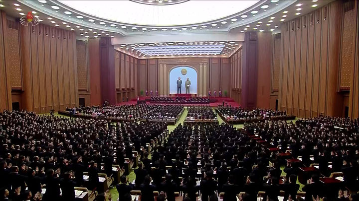 [서울=뉴시스] 김정은 북한 국무위원장이 지난 21일 최고인민회의에서 조선반도와 주변의 정세추이를 엄정히 분석하며 공화국정부의 원칙적인 대미·대한 입장을 천명했다고 조선중앙TV가 22일 보도했다. (사진=조선중앙TV 캡처) 2025.09.22. photo@newsis.com *재판매 및 DB 금지