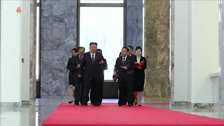 [서울=뉴시스] 김정은 북한 국무위원장이 지난 21일 최고인민회의에서 조선반도와 주변의 정세추이를 엄정히 분석하며 공화국정부의 원칙적인 대미·대한 입장을 천명했다고 조선중앙TV가 22일 보도했다. (사진=조선중앙TV 캡처) 2025.09.22. photo@newsis.com *재판매 및 DB 금지