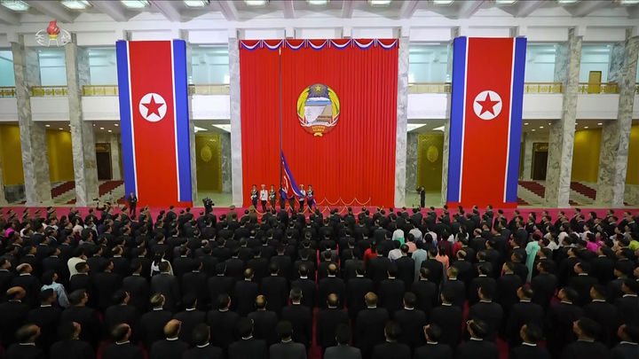 [서울=뉴시스] 김정은 북한 국무위원장이 지난 21일 최고인민회의에서 조선반도와 주변의 정세추이를 엄정히 분석하며 공화국정부의 원칙적인 대미·대한 입장을 천명했다고 조선중앙TV가 22일 보도했다. (사진=조선중앙TV 캡처) 2025.09.22. photo@newsis.com *재판매 및 DB 금지