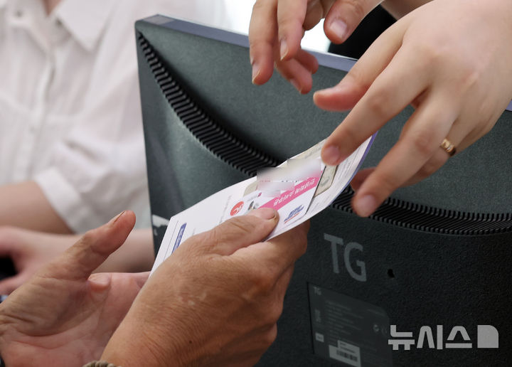  [부산=뉴시스] 하경민 기자 = 민생회복 2차 소비쿠폰 신청 첫날인 22일 부산 부산진구 가야2동주민센터에서 시민들이 지원금을 받고 있다. 2025.09.22. yulnetphoto@newsis.com