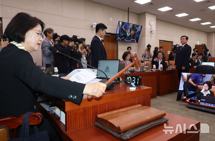 [서울=뉴시스] 고승민 기자 = 추미애 국회 법사위원22일 서울 여의도 국회에서 열린 법제사법위원회의 검찰개혁 입법청문회에서 청문회를 개의하고 있다. 2025.09.22. kkssmm99@newsis.com