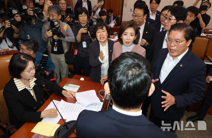 [서울=뉴시스] 고승민 기자 = 나경원 등 국민의힘 법사위원들이 22일 서울 여의도 국회에서 열린 법제사법위원회의 검찰개혁 입법청문회에서 추미애 위원장에게 의사진행 발언을 요구하며 항의하고 있다. 2025.09.22. kkssmm99@newsis.com
