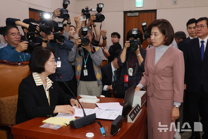 [서울=뉴시스] 고승민 기자 = 22일 서울 여의도 국회에서 열린 법제사법위원회의 검찰개혁 입법청문회에서 나경원 국민의힘 의원이 추미애 위원장에게 항의하고 있다. 2025.09.22. kkssmm99@newsis.com