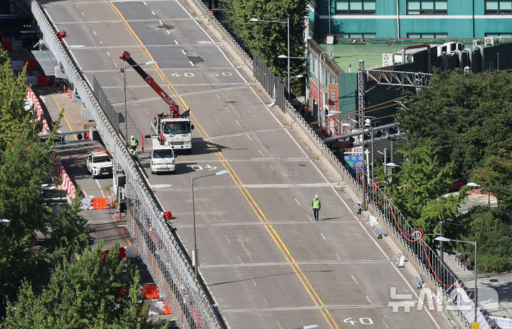 [서울=뉴시스] 권창회 기자 = 22일 오전 서울 중구 서소문 고가차도의 철거작업이 진행되고 있다. 서울시는 서소문 고가차로 통행을 전면 통제하고 철거공사를 약 8개월간 진행해 내년 5월 완료를 목표로 한다. 이후 신설 공사를 착수해 2028년 2월 준공을 목표로 하고 있다. 2025.09.22. kch0523@newsis.com