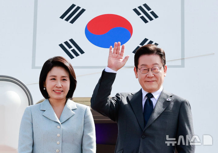 [성남=뉴시스] 최동준 기자 = 유엔 총회에 참석하는 이재명 대통령이 22일 경기 성남 서울공항에서 김혜경 여사와 출국하며 인사하고 있다. 2025.09.22. photocdj@newsis.com