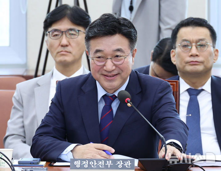 [서울=뉴시스] 김금보 기자 = 윤호중 행정안전부 장관이 22일 오전 서울 여의도 국회에서 열린 행정안전위원회 전체회의에서 정부조직법 일부개정법률안 관련 토론 질의에 답하고 있다. 2025.09.22. kgb@newsis.com