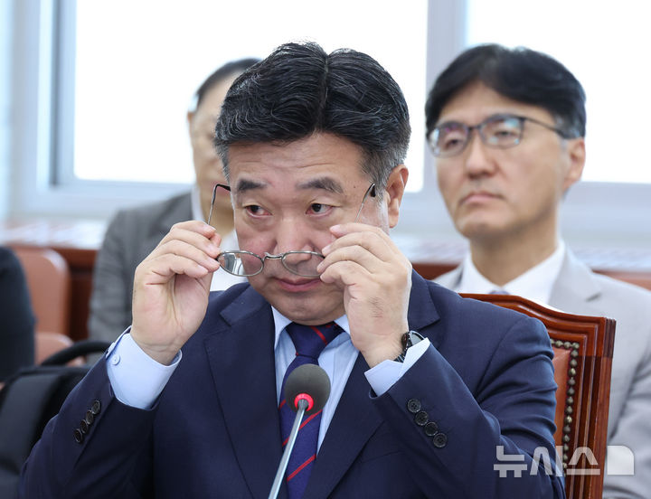 [서울=뉴시스] 김금보 기자 = 윤호중 행정안전부 장관이 22일 오전 서울 여의도 국회에서 열린 행정안전위원회 전체회의에서 안경을 고쳐쓰고 있다. 2025.09.22. kgb@newsis.com