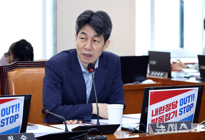 [서울=뉴시스] 김금보 기자 = 윤건영 국회 행정안전위원회 더불어민주당 간사가 지난 9월22일 오전 서울 여의도 국회에서 열린 전체회의에서 정부조직법 일부개정법률안 관련 의사진행 발언을 하고 있다. 2025.09.22. kgb@newsis.com