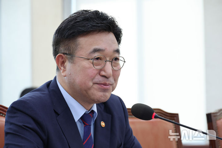 [서울=뉴시스] 김금보 기자 = 윤호중 행정안전부 장관이 22일 오전 서울 여의도 국회에서 열린 행정안전위원회 전체회의에서 정부조직법 일부개정법률안 관련 토론 질의에 답하고 있다. 2025.09.22. kgb@newsis.com