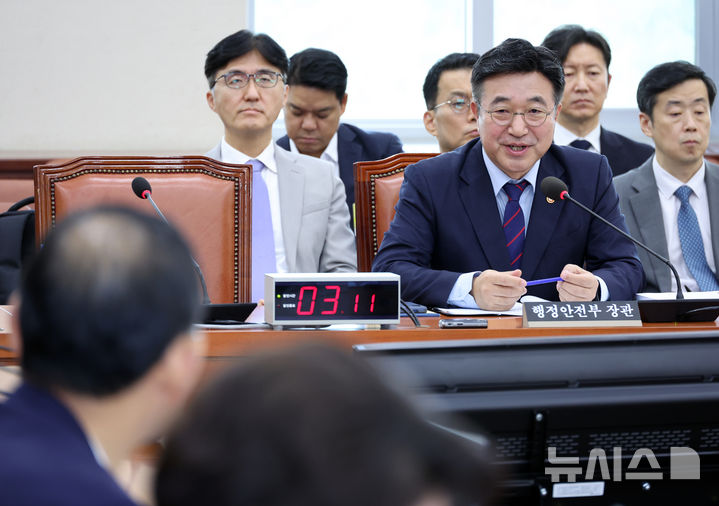 [서울=뉴시스] 김금보 기자 = 윤호중 행정안전부 장관이 22일 오전 서울 여의도 국회에서 열린 행정안전위원회 전체회의에서 정부조직법 일부개정법률안 관련 토론 질의에 답하고 있다. 2025.09.22. kgb@newsis.com
