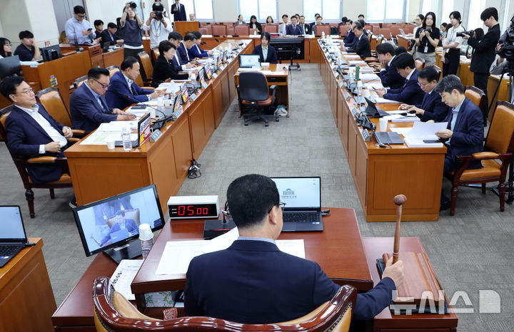 [서울=뉴시스] 김금보 기자 = 신정훈 국회 행정안전위원회 위원장이 22일 오전 서울 여의도 국회에서 열린 전체회의에서 의사봉을 두드리고 있다. 2025.09.22. kgb@newsis.com