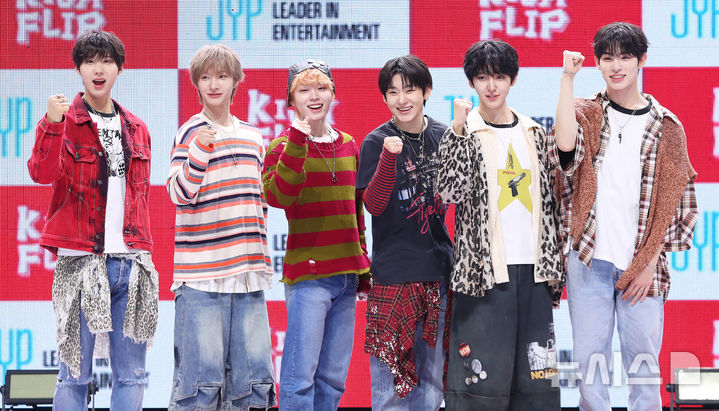 [서울=뉴시스] 김혜진 기자 = 그룹 킥플립(왼쪽부터 주왕, 동화, 케이주, 계훈, 동현, 민제)이 22일 오전 서울 광진구 예스24라이브홀에서 열린 세 번째 미니앨범 'My First Flip' 발매 기념 쇼케이스에서 포즈를 취하고 있다. 2025.09.22. jini@newsis.com