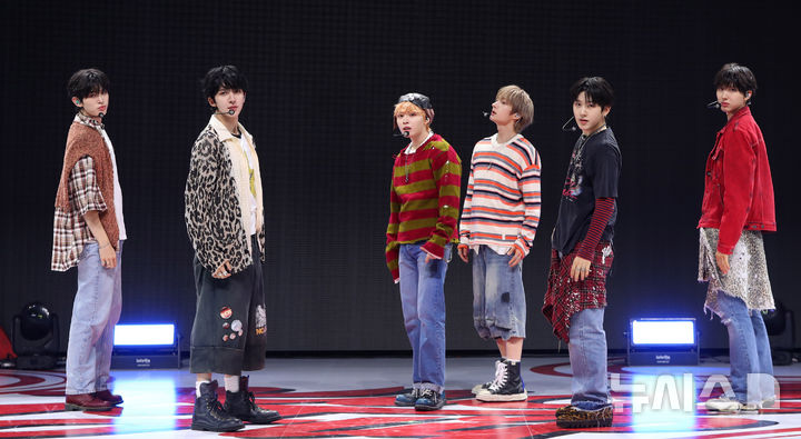 [서울=뉴시스] 김혜진 기자 = 그룹 킥플립이 22일 오전 서울 광진구 예스24라이브홀에서 열린 세 번째 미니앨범 'My First Flip' 발매 기념 쇼케이스에서 무대를 선보이고 있다. 2025.09.22. jini@newsis.com