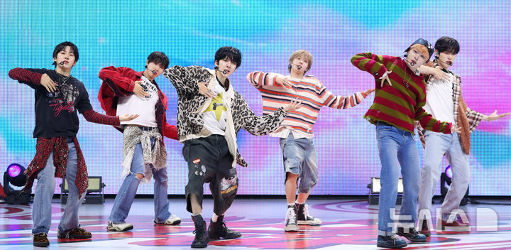 [서울=뉴시스] 김혜진 기자 = 그룹 킥플립이 22일 오전 서울 광진구 예스24라이브홀에서 열린 세 번째 미니앨범 'My First Flip' 발매 기념 쇼케이스에서 무대를 선보이고 있다. 2025.09.22. jini@newsis.com