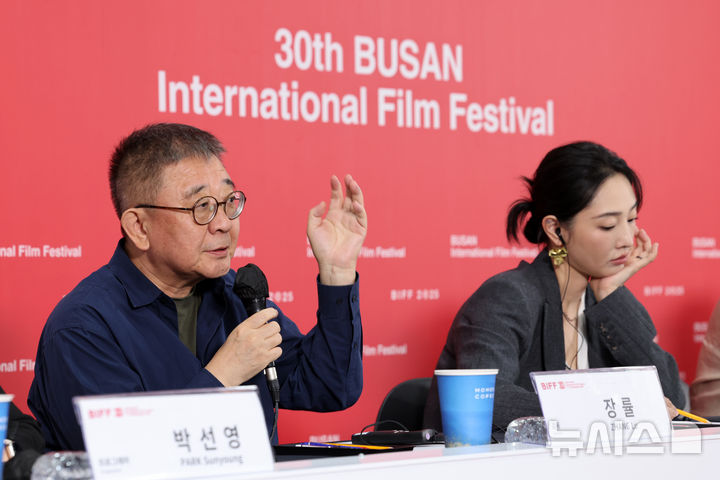 [부산=뉴시스] 박진희 기자 = 장률 감독과 배우 바이바이허가 22일 부산 해운대구 영화의전당 비프힐에서 제30회 부산국제영화제 경쟁부문 작품 '루오무의 황혼' 기자회견을 하고 있다. 2025.09.22. pak7130@newsis.com