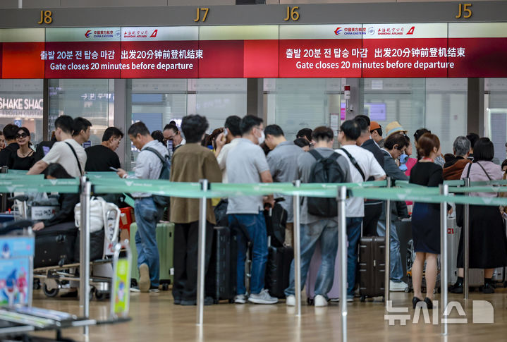 [인천공항=뉴시스] 정병혁 기자 = 3인 이상 중국인 단체관광객에 대한 무비자 입국을 앞둔 22일 인천국제공항 1터미널 출국장 항공사 카운터에서 여행객들이 체크인을 위해 줄 서 있다. 정부는 29일부터 내년 6월 30일까지 중국인 관광객 무비자 입국을 한시적으로 시행한다. 이에 따라 3인 이상 중국인 단체 관광객은 무비자로 최대 15일 동안 한국 관광을 할 수 있다.2025.09.22. jhope@newsis.com
