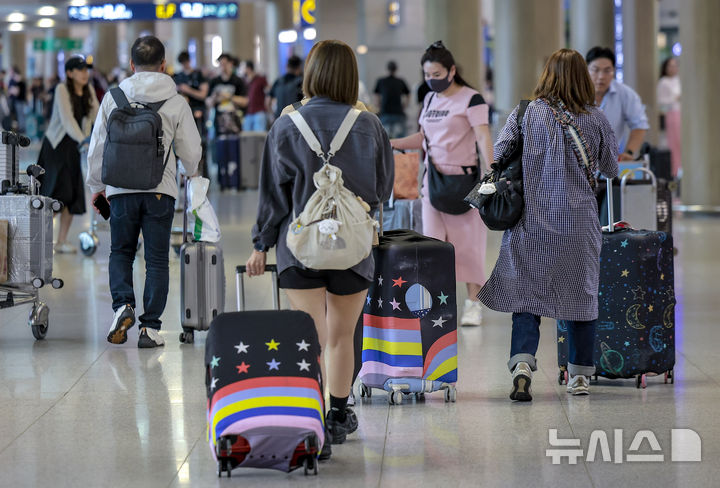 [인천공항=뉴시스] 정병혁 기자 = 3인 이상 중국인 단체관광객에 대한 무비자 입국을 앞둔 22일 인천국제공항 1터미널 입국장에서 여행객들이 이동하고 있다. 정부는 29일부터 내년 6월 30일까지 중국인 관광객 무비자 입국을 한시적으로 시행한다. 이에 따라 3인 이상 중국인 단체 관광객은 무비자로 최대 15일 동안 한국 관광을 할 수 있다.2025.09.22. jhope@newsis.com
