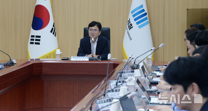 [전주=뉴시스] 김얼 기자 = 신대경 전주지방검찰청 검사장이 22일 전북 전주시 전주지방검찰청 중회의실에서 기자간담회를 갖고 질의에 답변하고 있다. 2025.09.22. pmkeul@newsis.com