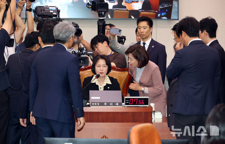 [서울=뉴시스] 고승민 기자 = 나경원 등 국민의힘 법사위원들이 22일 서울 여의도 국회에서 열린 법제사법위원회의 검찰개혁 입법청문회에서 추미애 법사위원장에게 항의하고 있다. 2025.09.22. kkssmm99@newsis.com