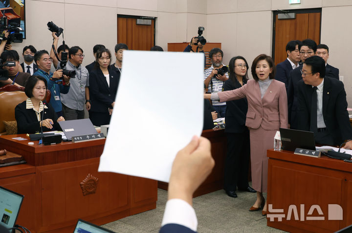 [서울=뉴시스] 고승민 기자 = 나경원 등 국민의힘 법사위원들이 22일 서울 여의도 국회에서 열린 법제사법위원회의 검찰개혁 입법청문회에서 추미애 법사위원장 등 여당 의원들에게 항의하고 있다. 2025.09.22. kkssmm99@newsis.com