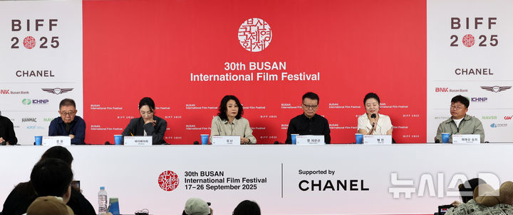 [부산=뉴시스] 박진희 기자 = 영화 '루오무의 황혼' 장률(왼쪽부터) 감독과 배우 바이바이허, 류 단, 황 지안신, 프오듀서 펭 진, 촬영감독 피아오 송리가 22일 부산 해운대구 영화의전당 비프힐에서 제30회 부산국제영화제 경쟁부문 작품 '루오무의 황혼' 기자회견을 하고 있다. 2025.09.22. pak7130@newsis.com