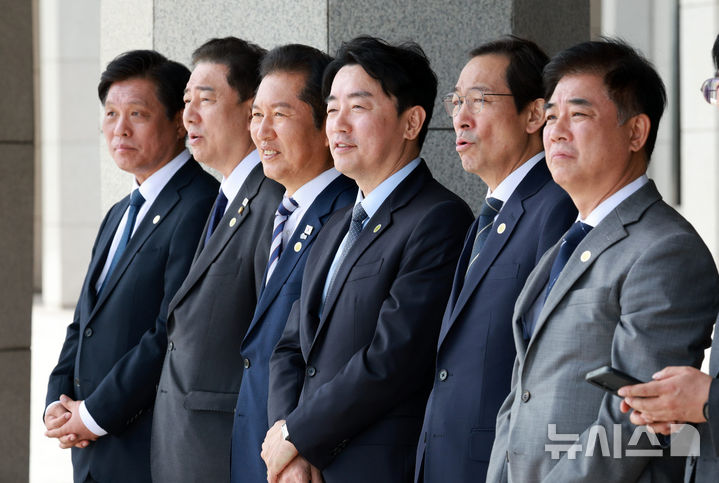 [성남=뉴시스] 고범준 기자 = 조승래(왼쪽부터) 더불어민주당 사무총장, 김병기 더불어민주당 원내대표, 정청래 더불어민주당 대표, 강훈식 비서실장, 우상호 정무수석, 김병욱 정무비서관 등 환송 인사들이 지난달 22일 경기 성남 서울공항에서 제80차 유엔총회 참석차 미국 뉴욕으로 출국하는 이재명 대통령이 탑승한 공군 1호기를 바라보며 대화하고 있다. 2025.09.22. bjko@newsis.com