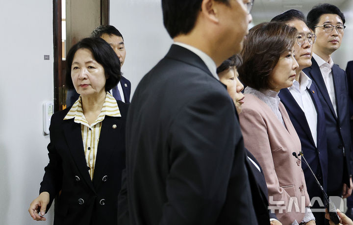 [서울=뉴시스] 김명년 기자 = 추미애 국회 법제사법위원장이 22일 오전 서울 여의도 국회 법사위원장실 앞에서 기자회견하는 나경원 국민의힘 의원 등을 지나쳐 회의실로 향하고 있다. 2025.09.22. kmn@newsis.com