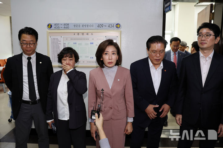 [서울=뉴시스] 김명년 기자 = 나경원 의원 등 국민의힘 법제사법위원들이 22일 오전 서울 여의도 국회 추미애 법사위원장실 앞에서 기자회견하고 있다. 2025.09.22. kmn@newsis.com